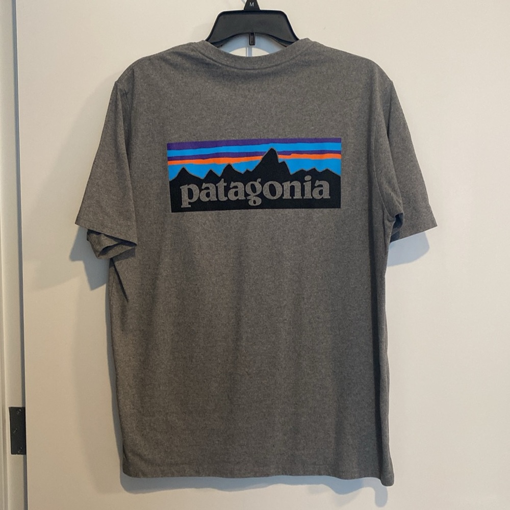 Patagonia M’s P-6 Logo Responsibiliti-Tee. Size: Medium, Color: Gravel Heather - Picture 4 of 4
